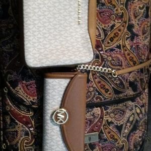 Like new, Michael Kors white and brown crossbody purse W/ matching wallet!!